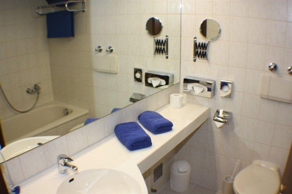 Hotel Blauer Karpfen Oberschleißheim Kültér fotó