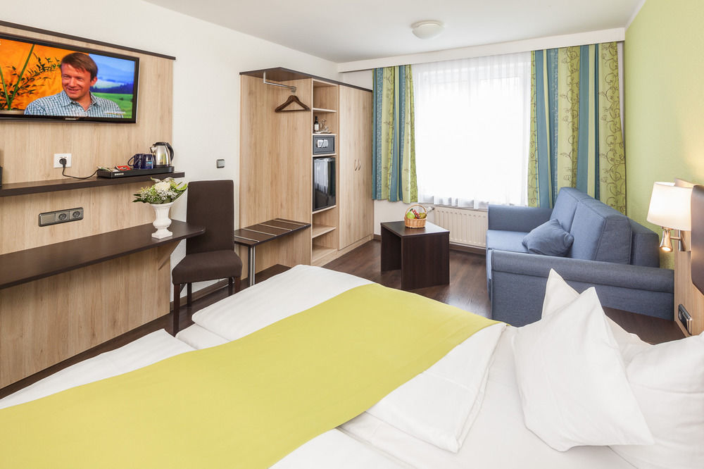 Hotel Blauer Karpfen Oberschleißheim Kültér fotó