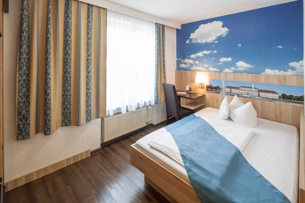 Hotel Blauer Karpfen Oberschleißheim Kültér fotó