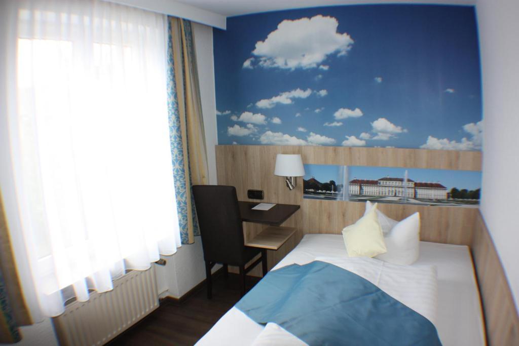Hotel Blauer Karpfen Oberschleißheim Kültér fotó