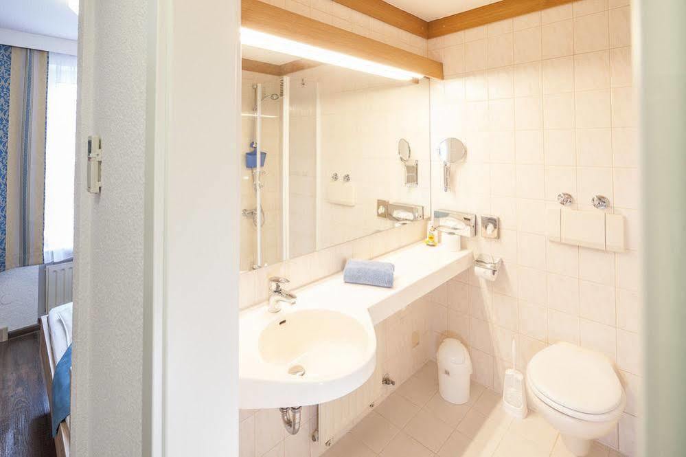 Hotel Blauer Karpfen Oberschleißheim Kültér fotó