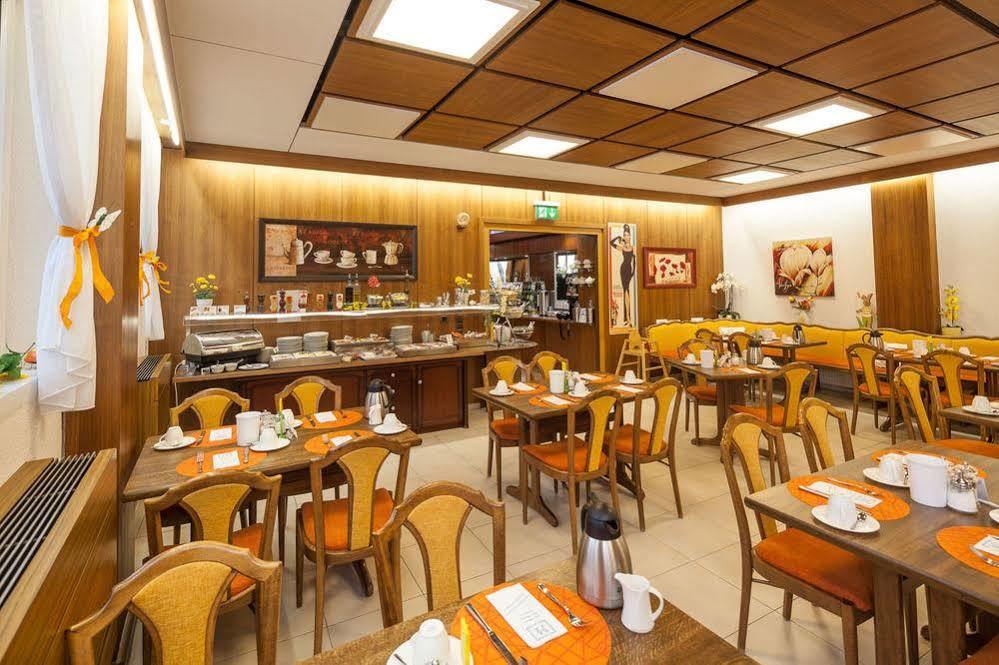 Hotel Blauer Karpfen Oberschleißheim Kültér fotó