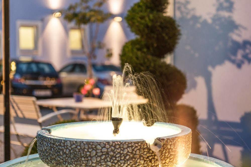 Hotel Blauer Karpfen Oberschleißheim Kültér fotó